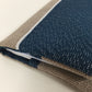 Porte-chéquier beige et bleu marine pailleté à liseré argenté