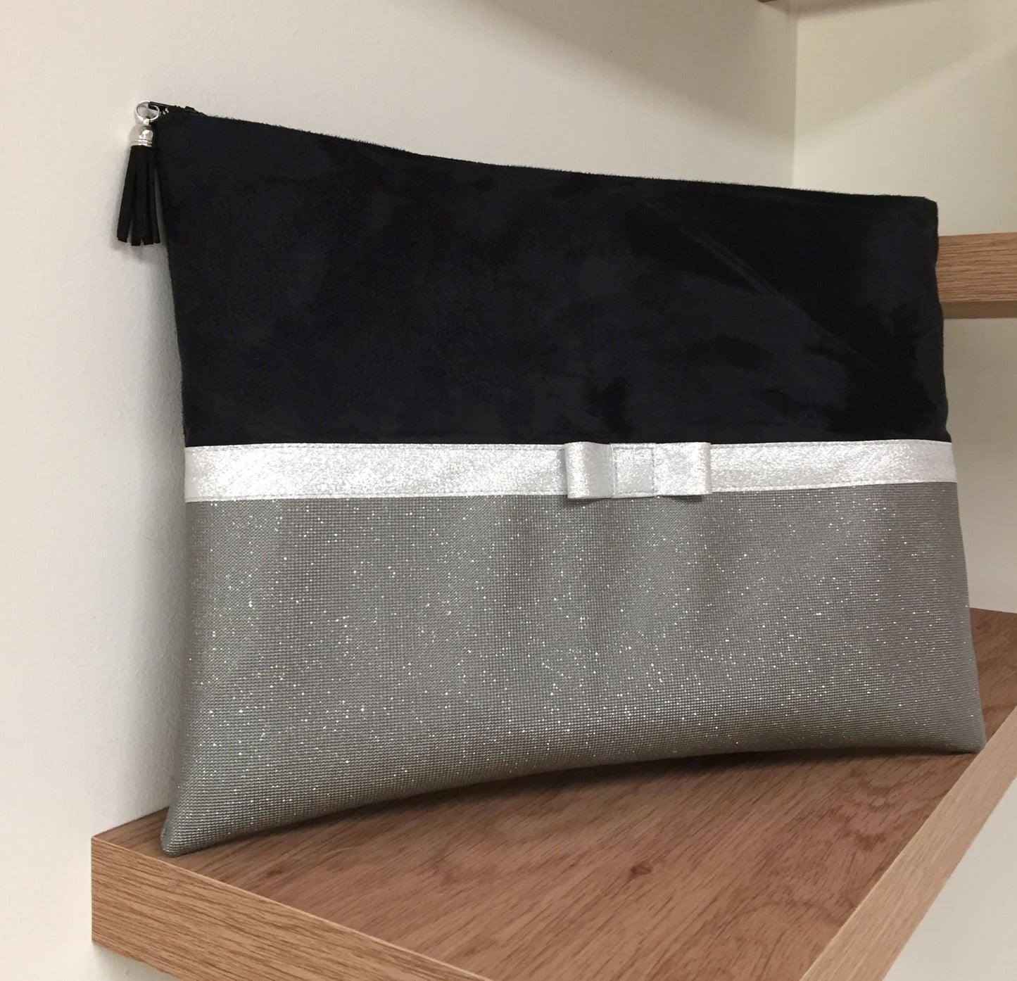 Pochette ordinateur noir et gris avec nœud argenté