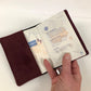 Le protège-passeport bordeaux à paillettes argentées