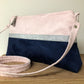 Le sac bandoulière Isa rose pale et bleu marine à paillettes argentées