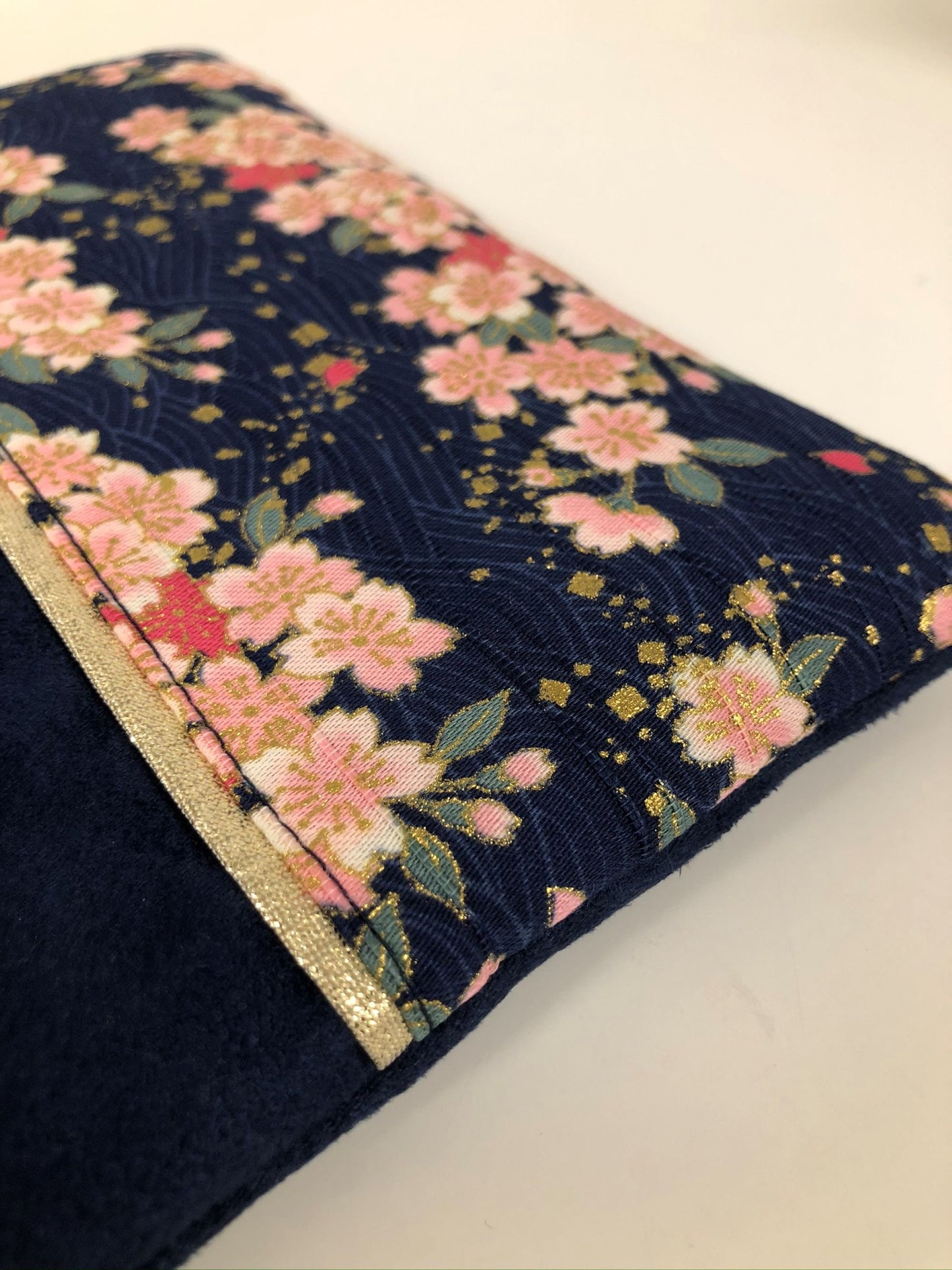 Porte-monnaie bleu marine et doré en tissu japonais fleurs de cerisier