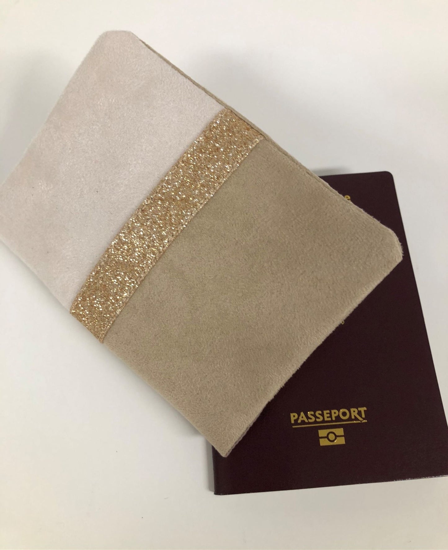 Le protège-passeport écru et beige à paillettes dorées