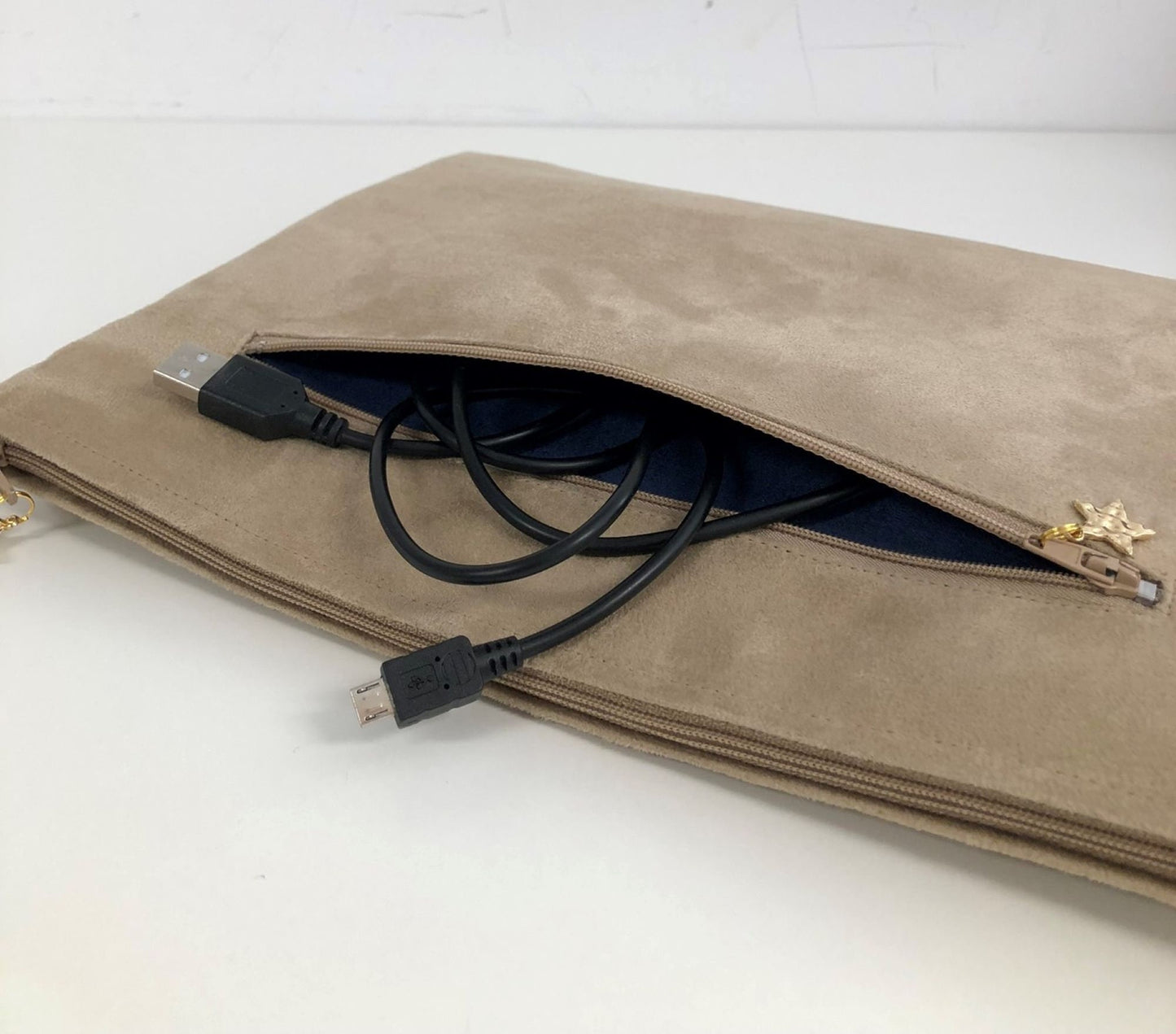 Pochette ordinateur beige et bleu nuit à fleurs dorées avec poche chargeur