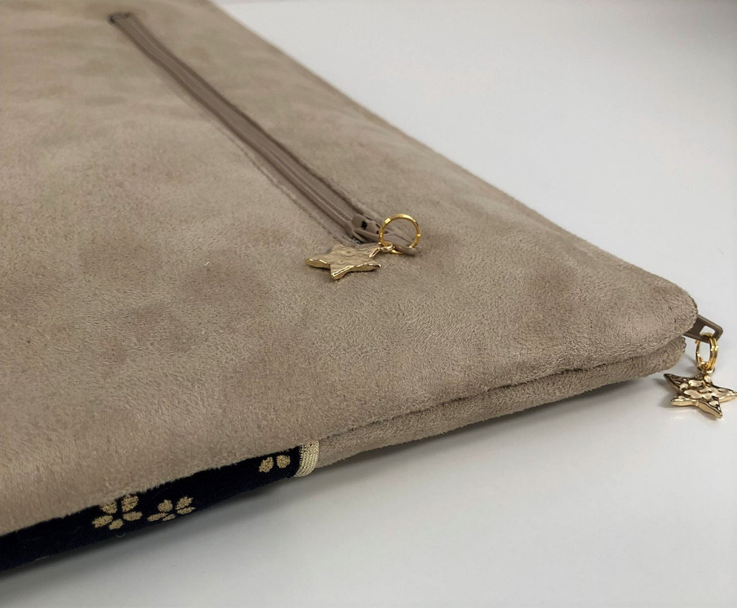 Pochette ordinateur beige et bleu nuit à fleurs dorées avec poche chargeur