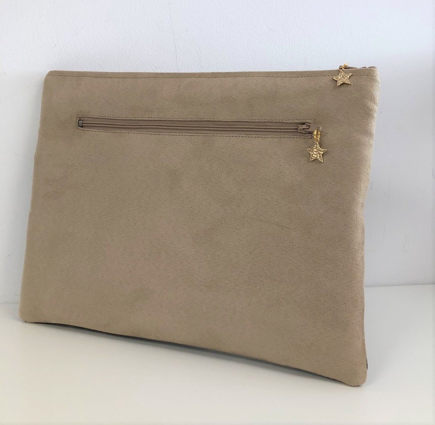 Pochette ordinateur beige et bleu nuit à fleurs dorées avec poche chargeur