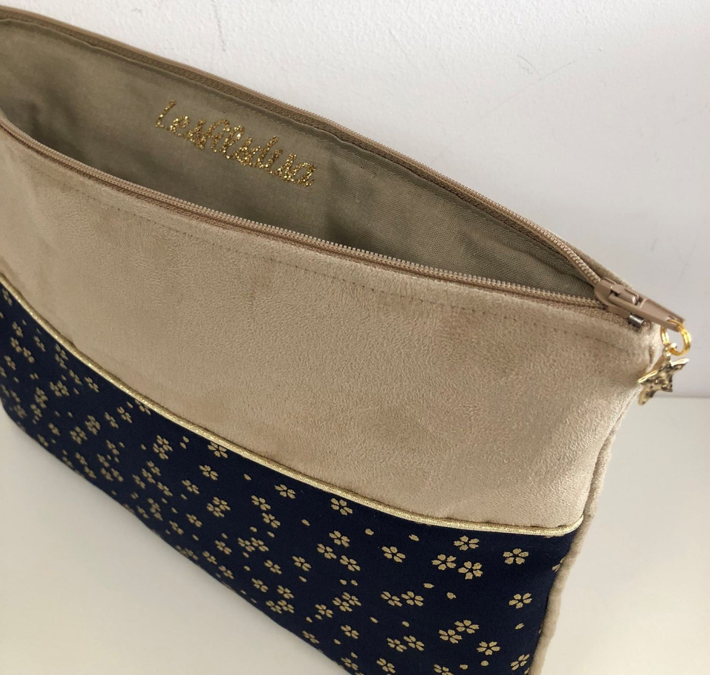 Pochette ordinateur beige et bleu nuit à fleurs dorées avec poche chargeur