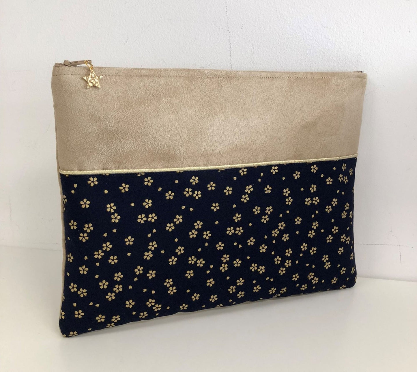 Pochette ordinateur beige et bleu nuit à fleurs dorées avec poche chargeur