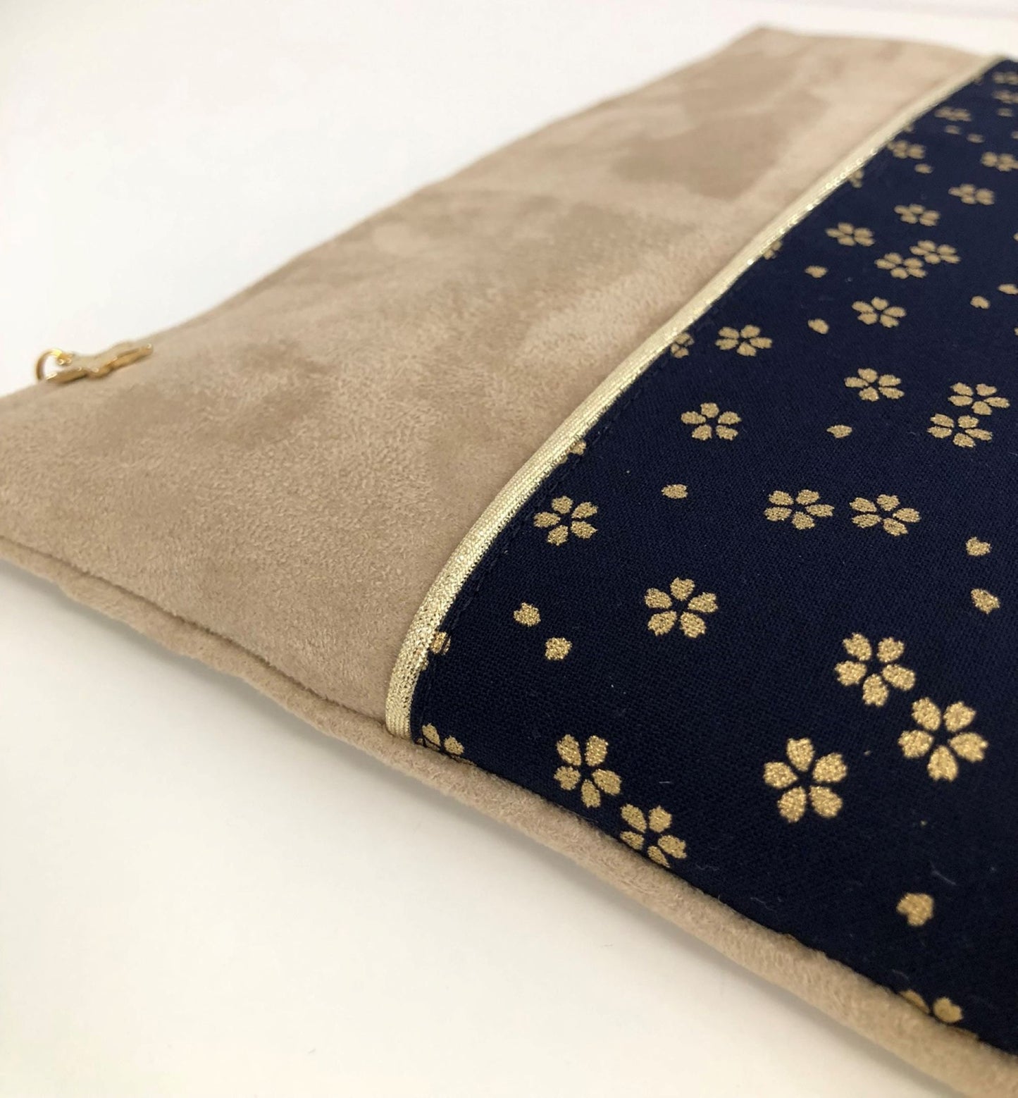 Pochette ordinateur beige et bleu nuit à fleurs dorées avec poche chargeur