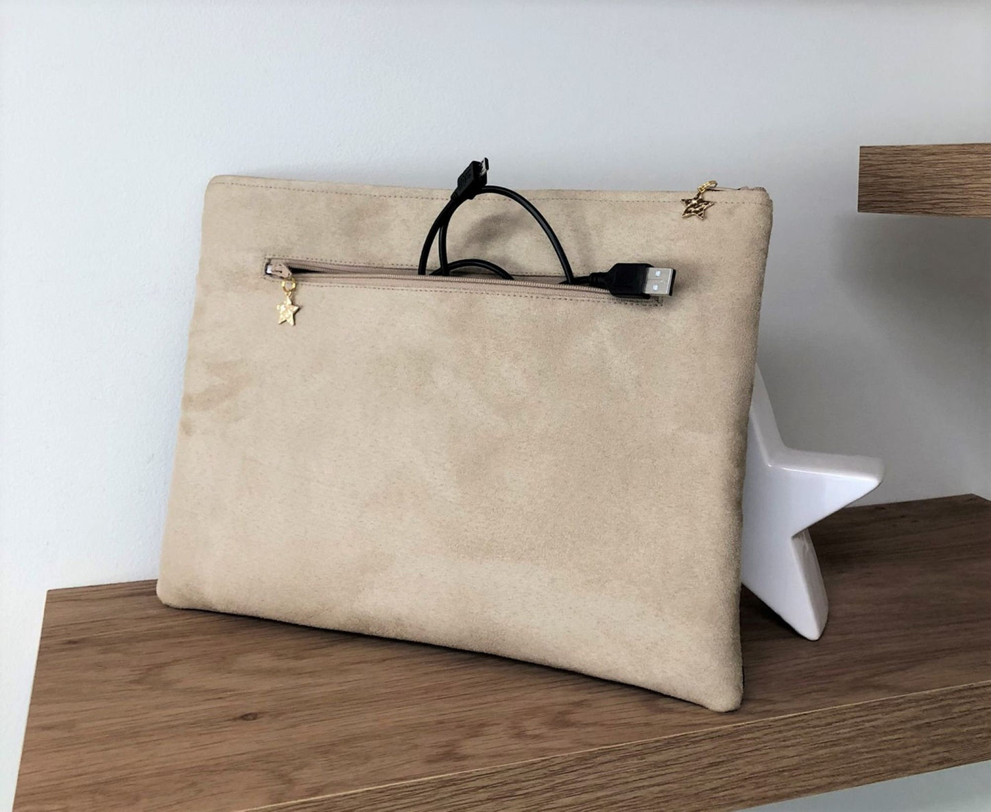 Pochette ordinateur beige et bleu nuit à fleurs dorées avec poche chargeur