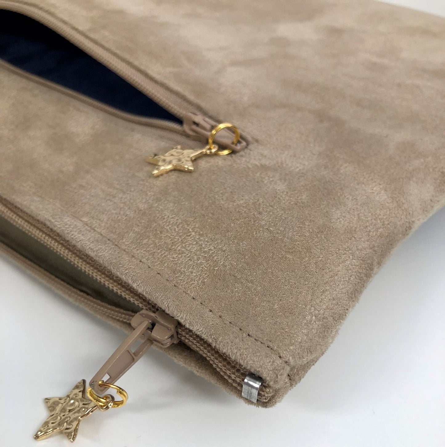 Pochette ordinateur beige et bleu nuit à fleurs dorées avec poche chargeur