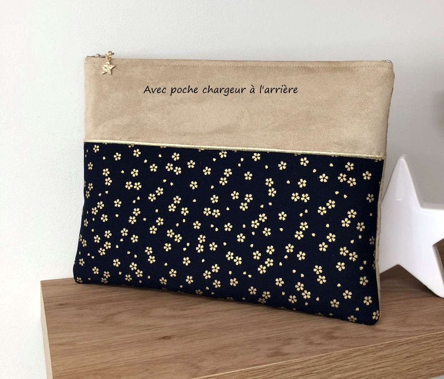 Pochette ordinateur beige et bleu nuit à fleurs dorées avec poche chargeur