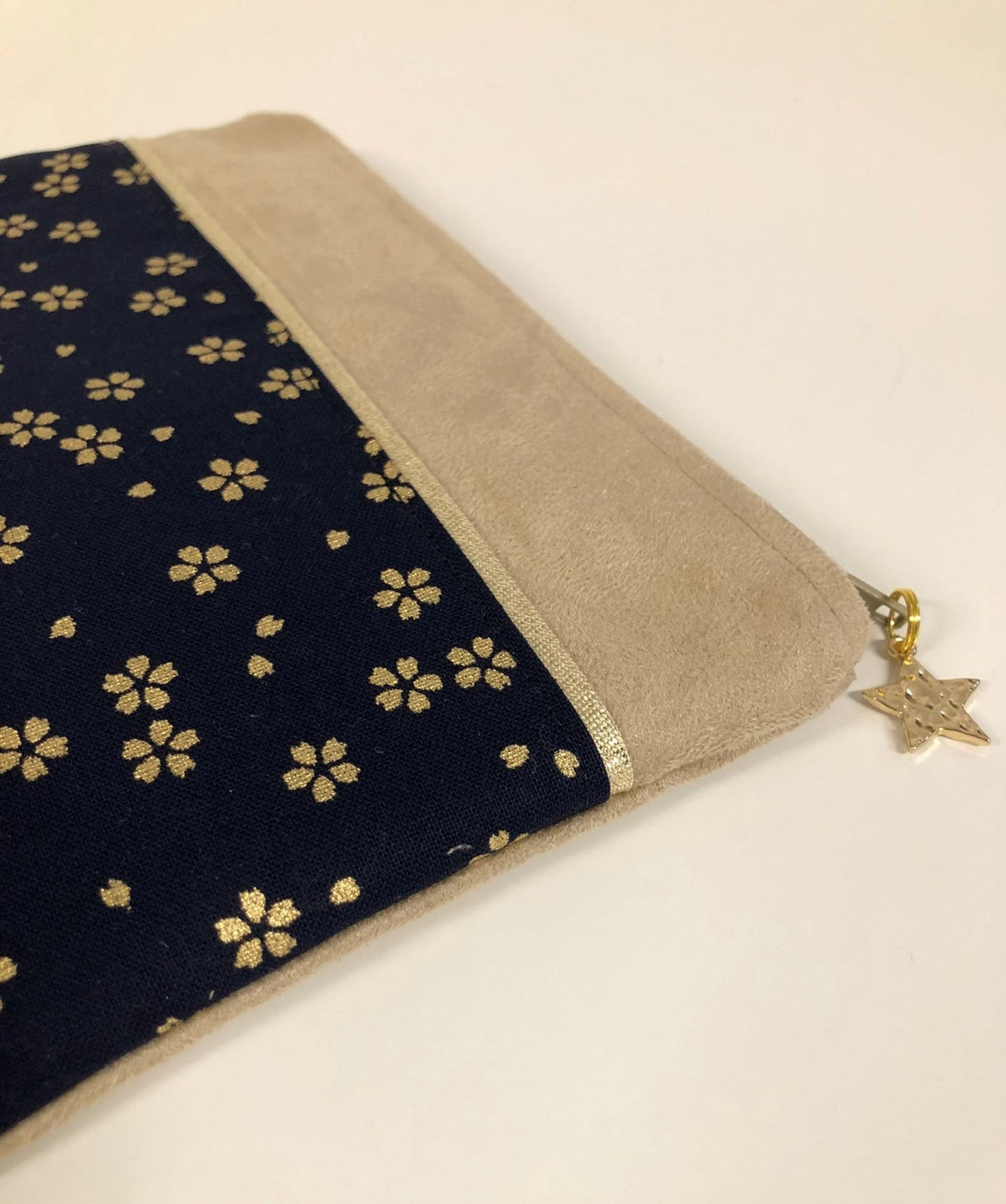 Porte-monnaie beige et bleu nuit en tissu japonais à fleurs dorées